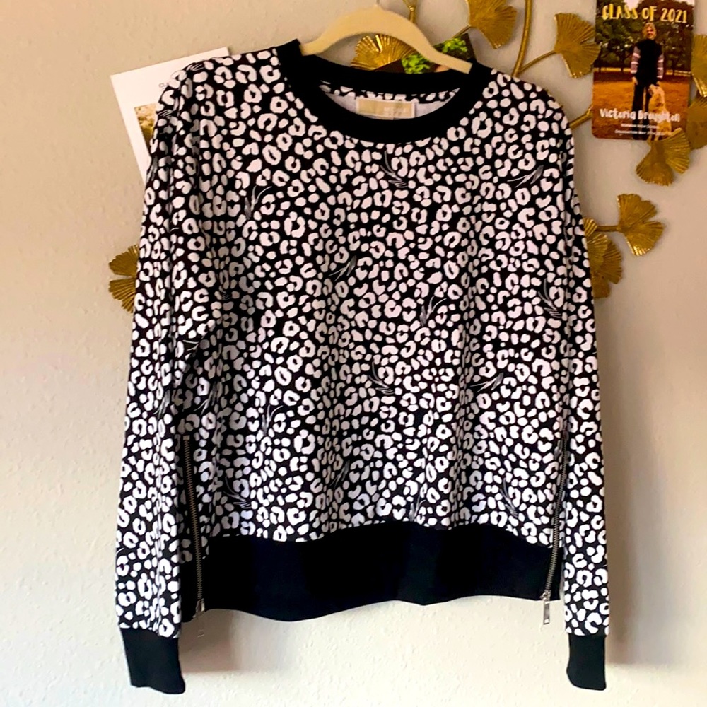 Sale 🔥NWT Michael Kors leopard print crewneck top, M